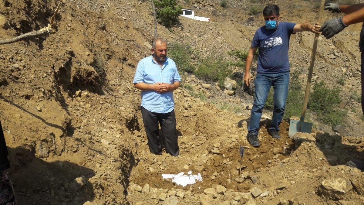 Artvin’de sular altında kalacak ilçede, hüzünlü mezar nakil işlemi