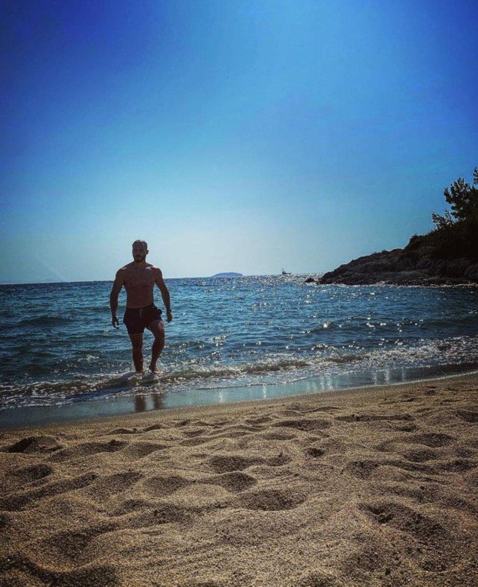 Hande Erçel ile Kerem Bürsin'den el ele tatil pozu