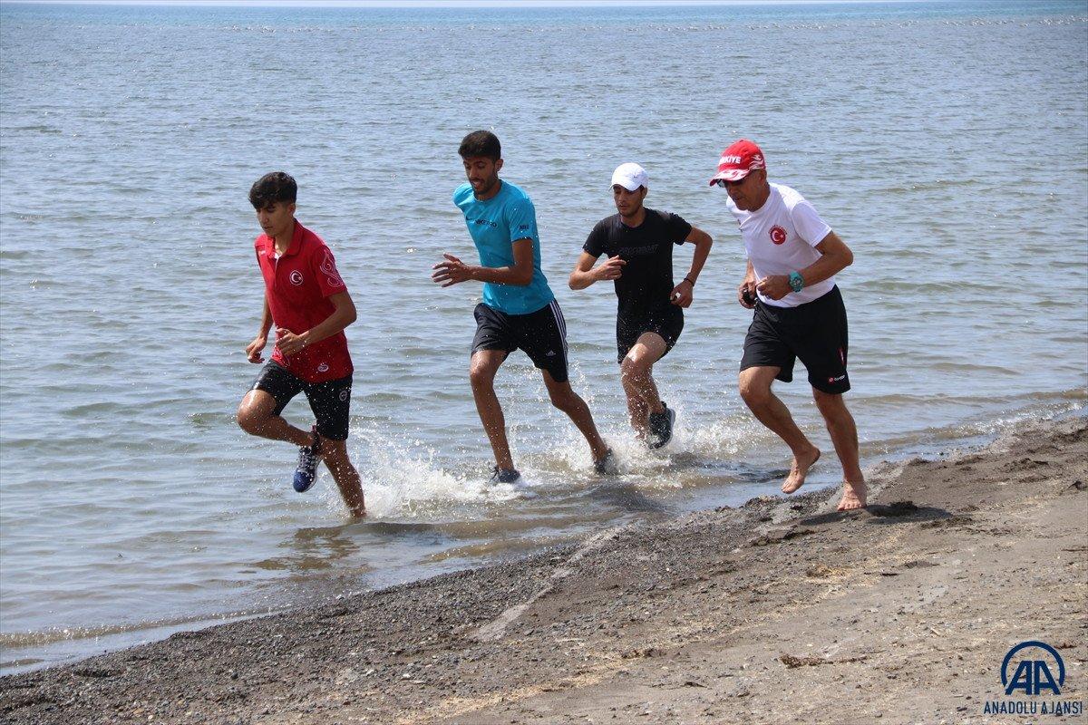 Van Gölü kıyısında yaptığı antrenmanlarla 1 ayda 3 şampiyonluk kazandı