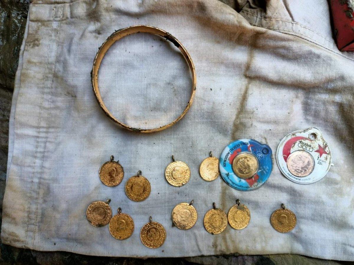 Kastamonu’da jandarma, balçıkta bulunan altınları sahiplerine ulaştırdı
