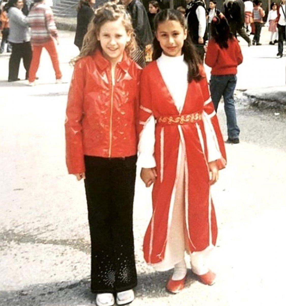 Serenay Sarıkaya'nın çocukluk fotoğrafı