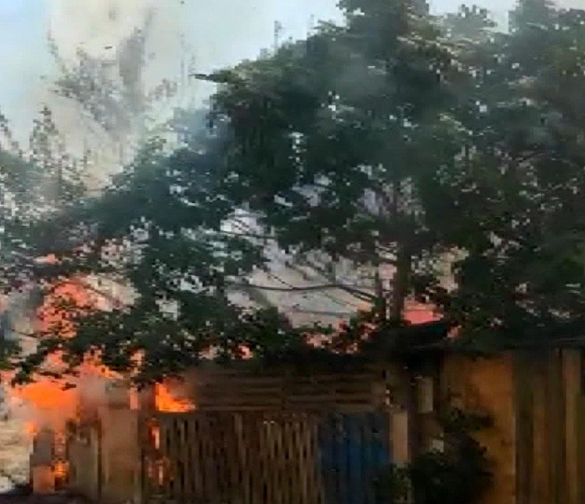 Avcılar’da kulübede çıkan yangın, elektrik tellerini kopardı