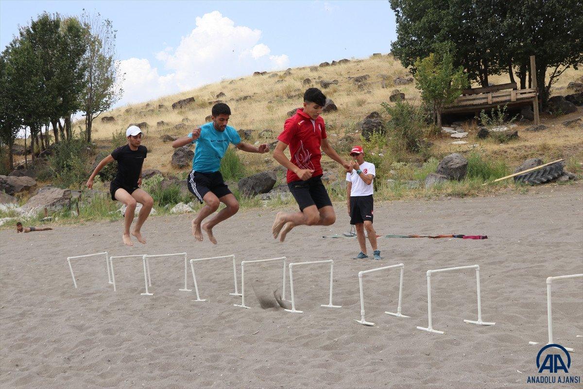 Van Gölü kıyısında yaptığı antrenmanlarla 1 ayda 3 şampiyonluk kazandı