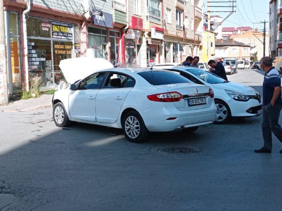 Sivas’ta, ara yoldan çıkıp 2 araca çarptı