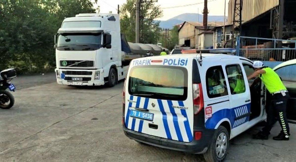 Karabük'te polislerin üzerine tırı sürüp, mukavemet gösterdi