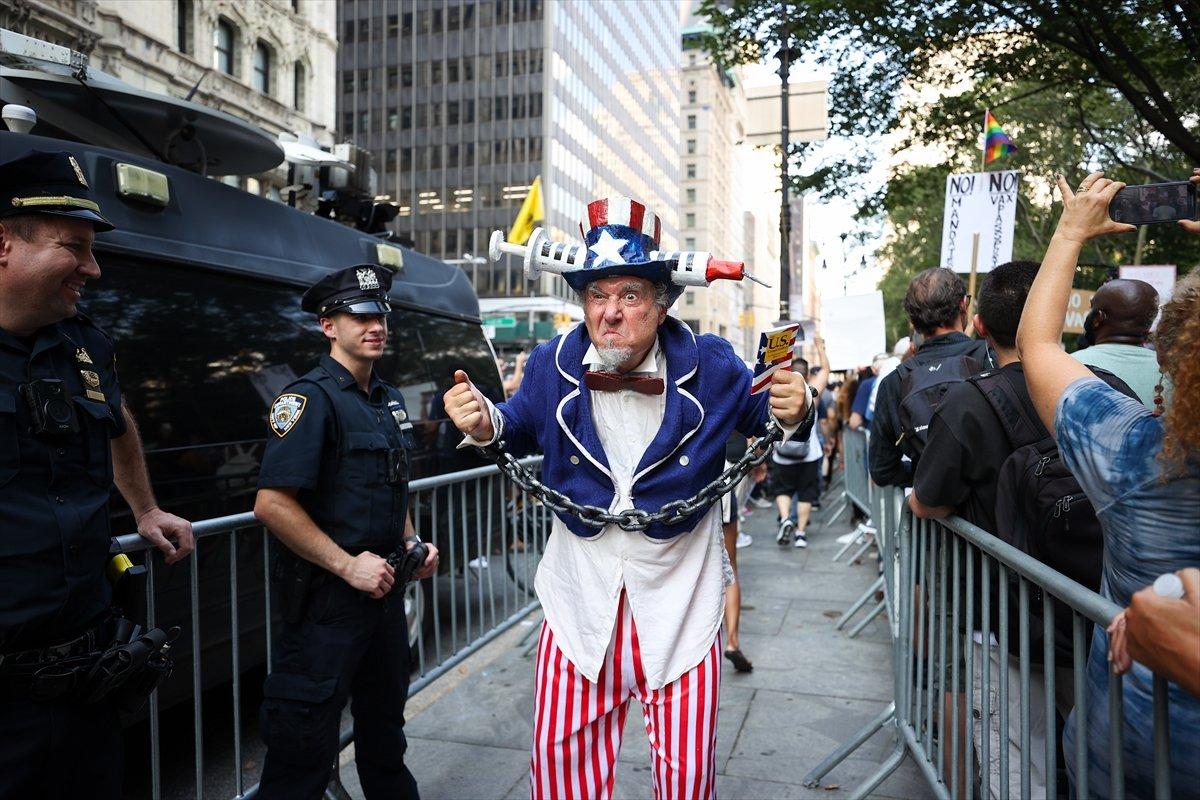 ABD'de yüzlerce kişi, koronavirüs aşısını protesto etti