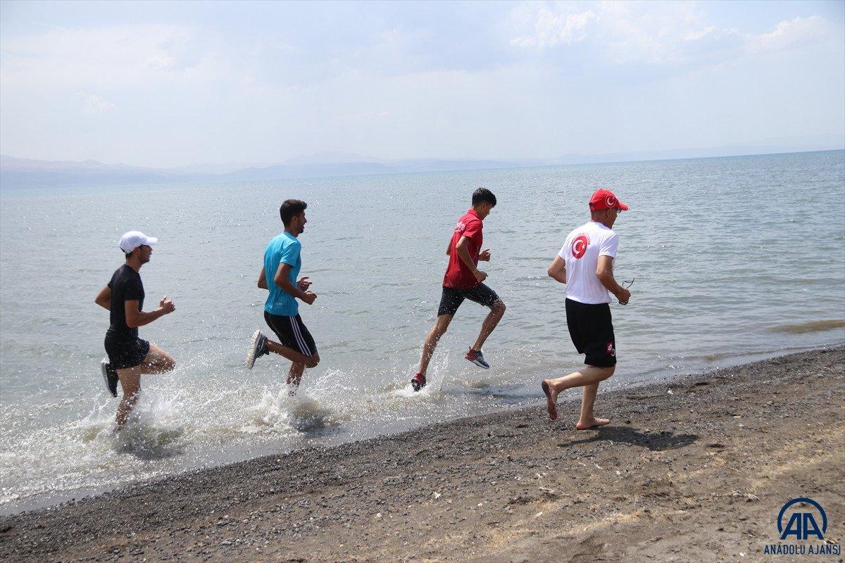 Van Gölü kıyısında yaptığı antrenmanlarla 1 ayda 3 şampiyonluk kazandı