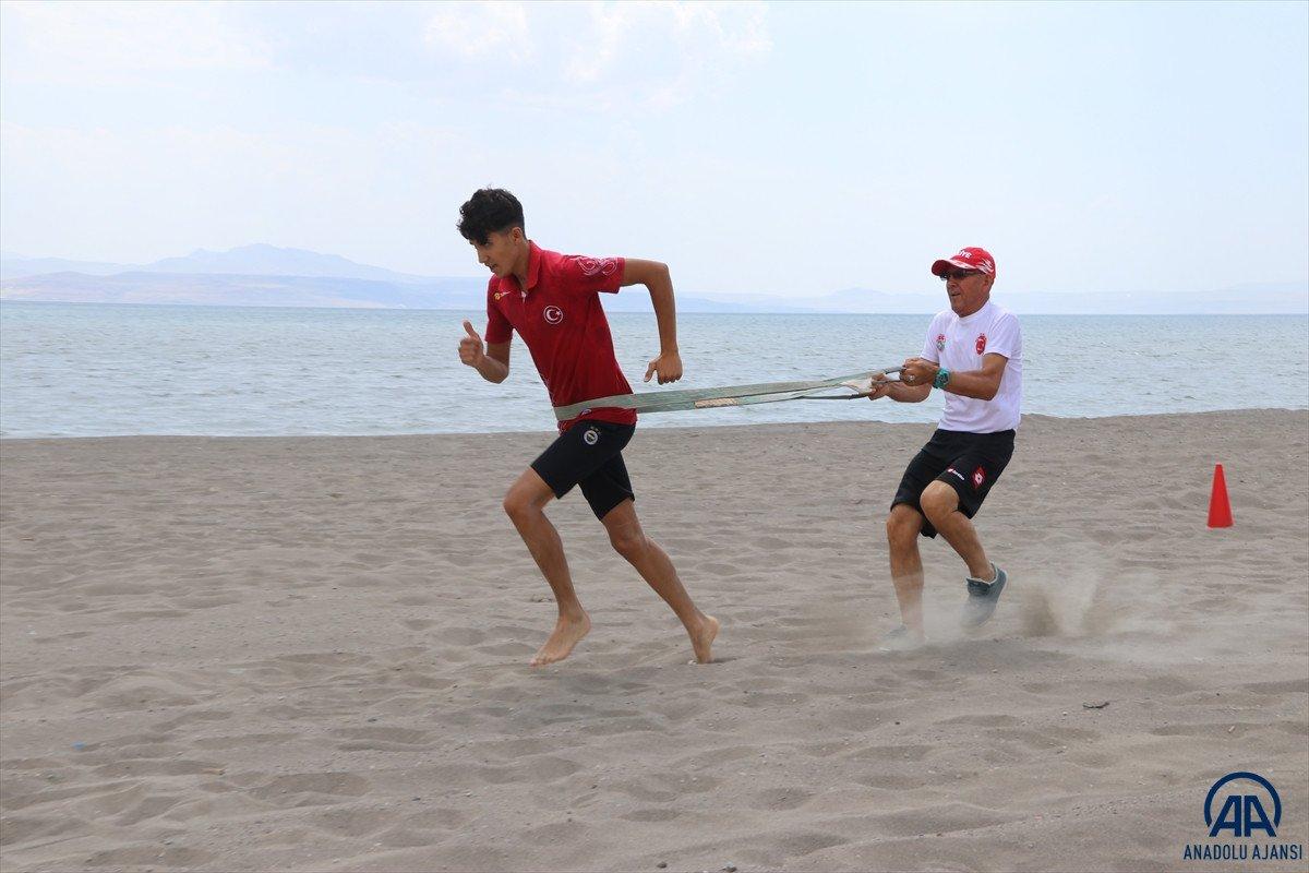 Van Gölü kıyısında yaptığı antrenmanlarla 1 ayda 3 şampiyonluk kazandı