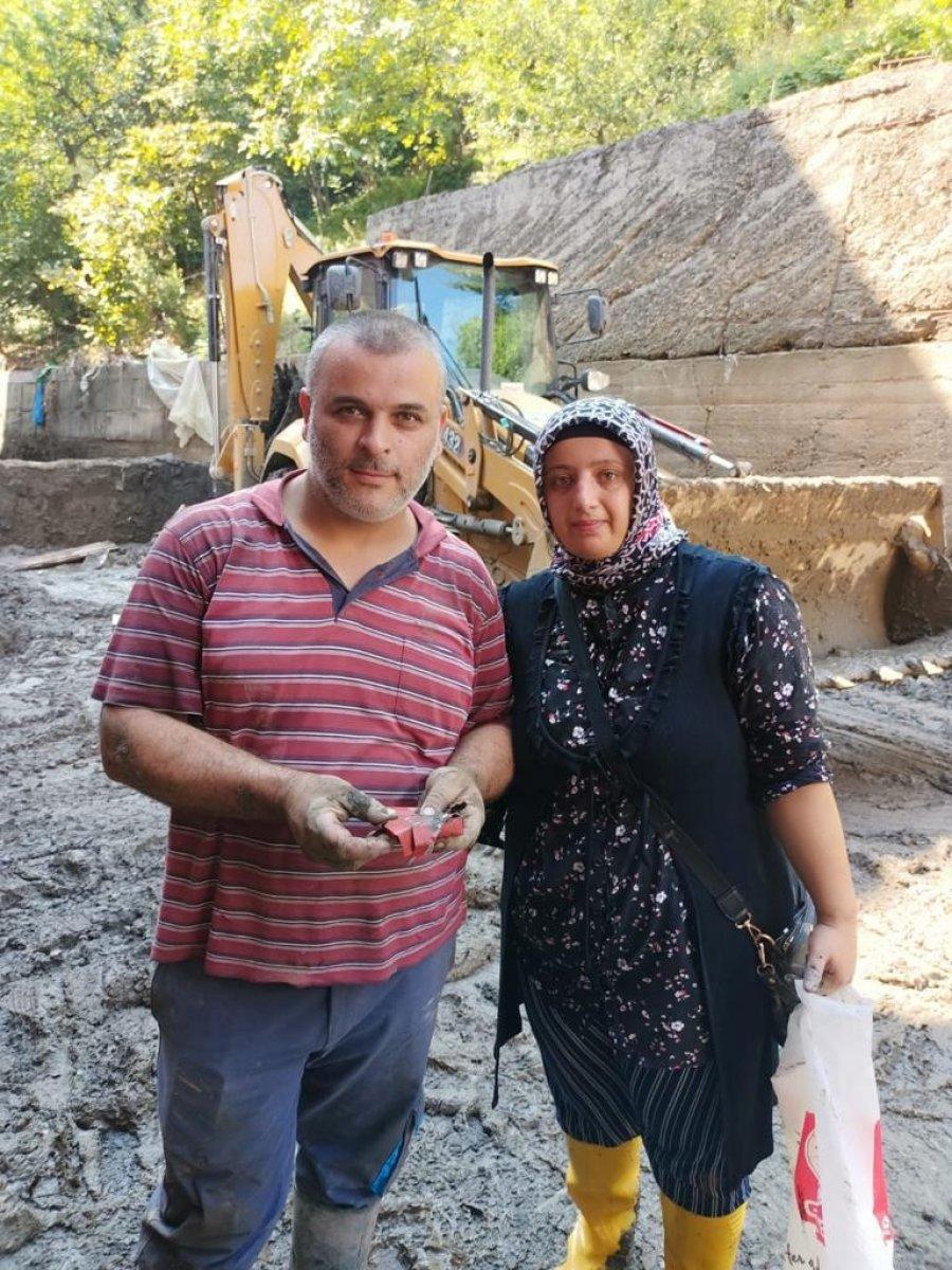 Kastamonu’da jandarma, balçıkta bulunan altınları sahiplerine ulaştırdı