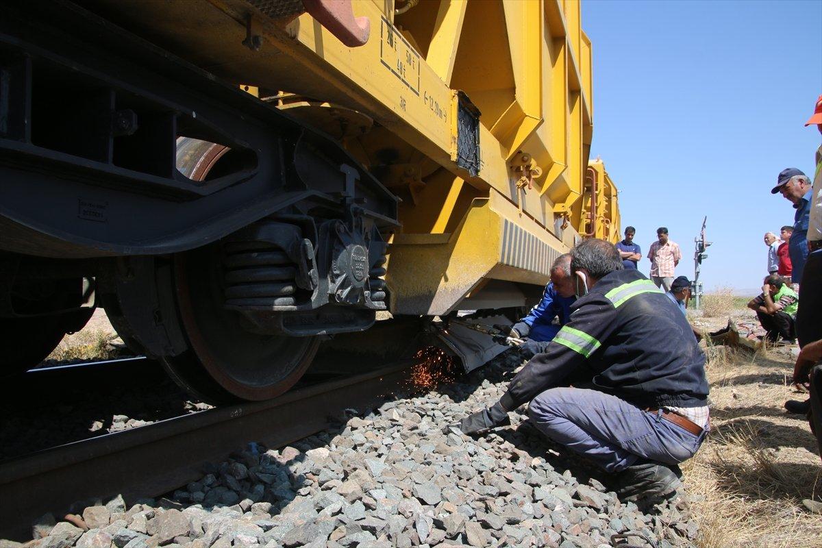 Sivas'ta manevra yapan yük treni raydan çıktı