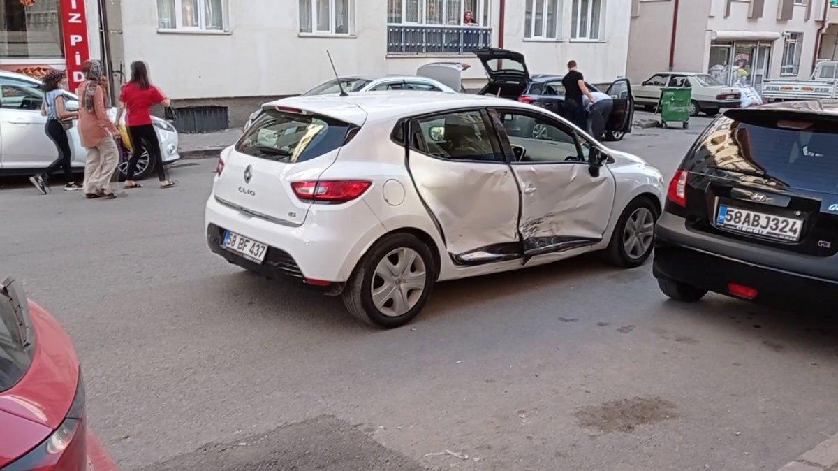 Sivas’ta, ara yoldan çıkıp 2 araca çarptı