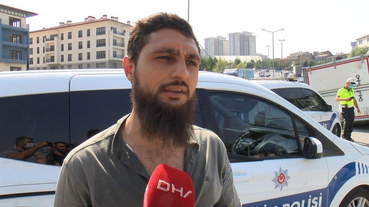 Esenler'de ambalaj yüklü kamyonet devrildi