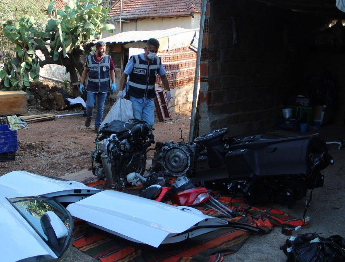 Muğla'da çaldıkları lüks otomobili, Antalya'da parçaladılar