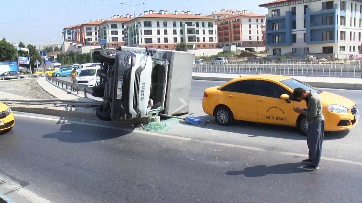 Esenler'de ambalaj yüklü kamyonet devrildi