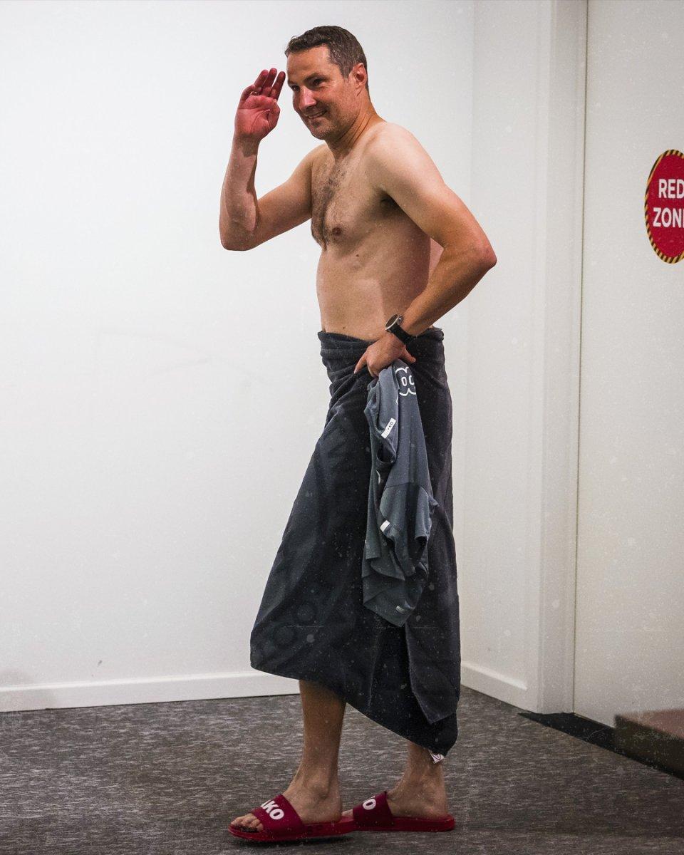 Antwerp hocası basın toplantısına çıplak çıktı