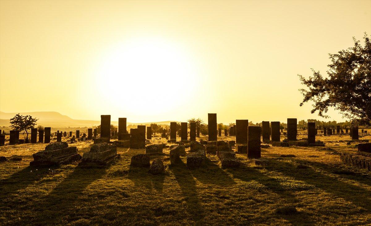 Selçuklu Meydan Mezarlığı, tarihe ışık tutuyor