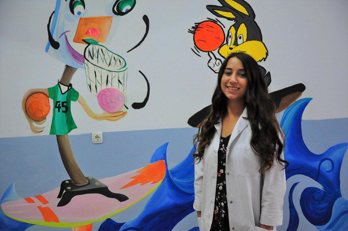 Manisa'da öğretmenler okulun duvarlarını süsledi