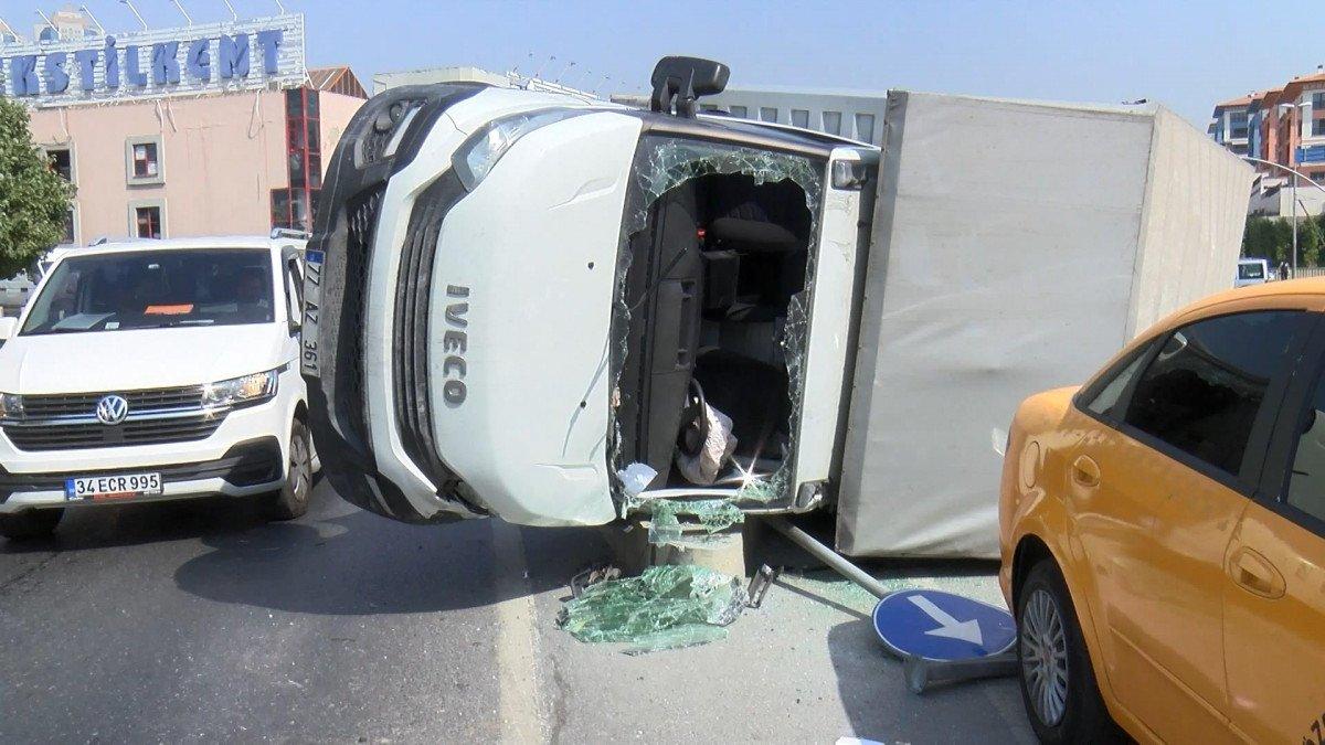 Esenler'de ambalaj yüklü kamyonet devrildi