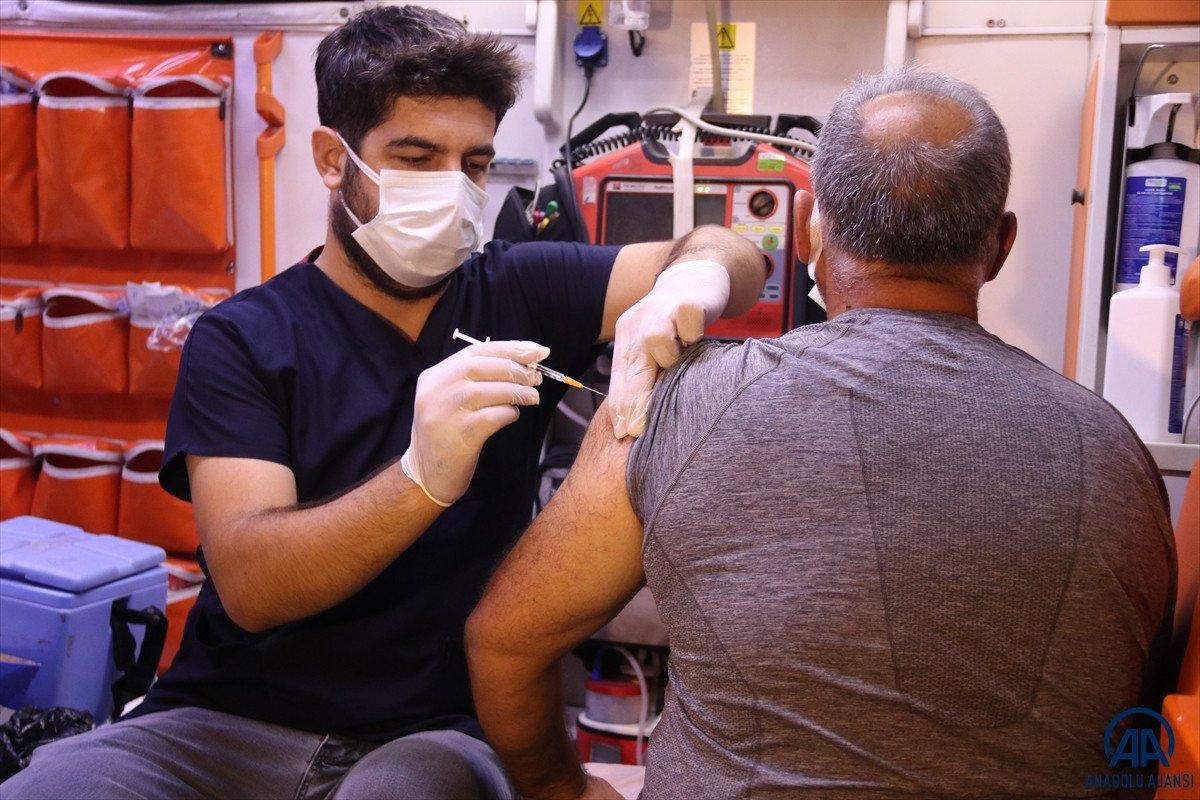 Diyarbakır'da sağlık çalışanları site site dolaşarak apartman sakinlerini aşılıyor