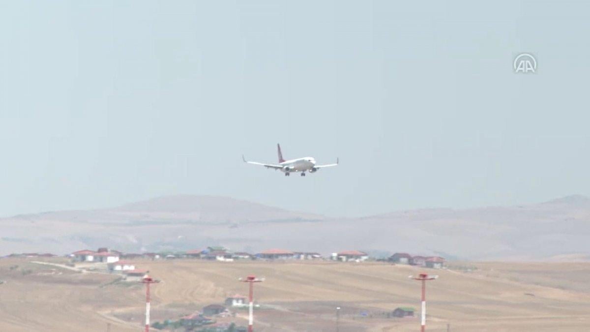 Afganistan'daki Türk askerlerini taşıyan uçak, Esenboğa Havalimanı'na indi