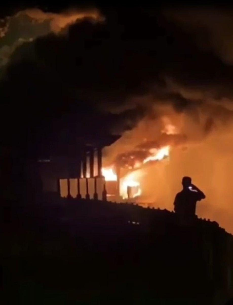 Düzce'deki ahşap kafede başlayan yangın restorana sıçradı