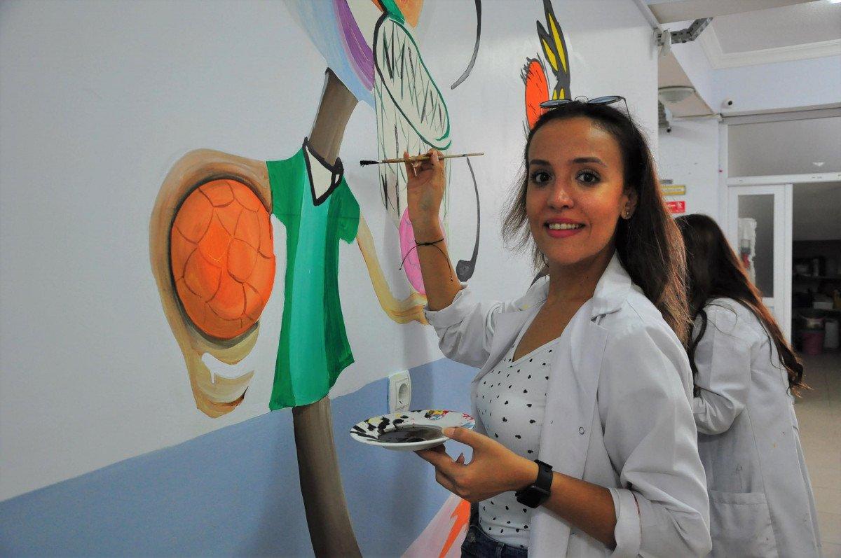 Manisa'da öğretmenler okulun duvarlarını süsledi