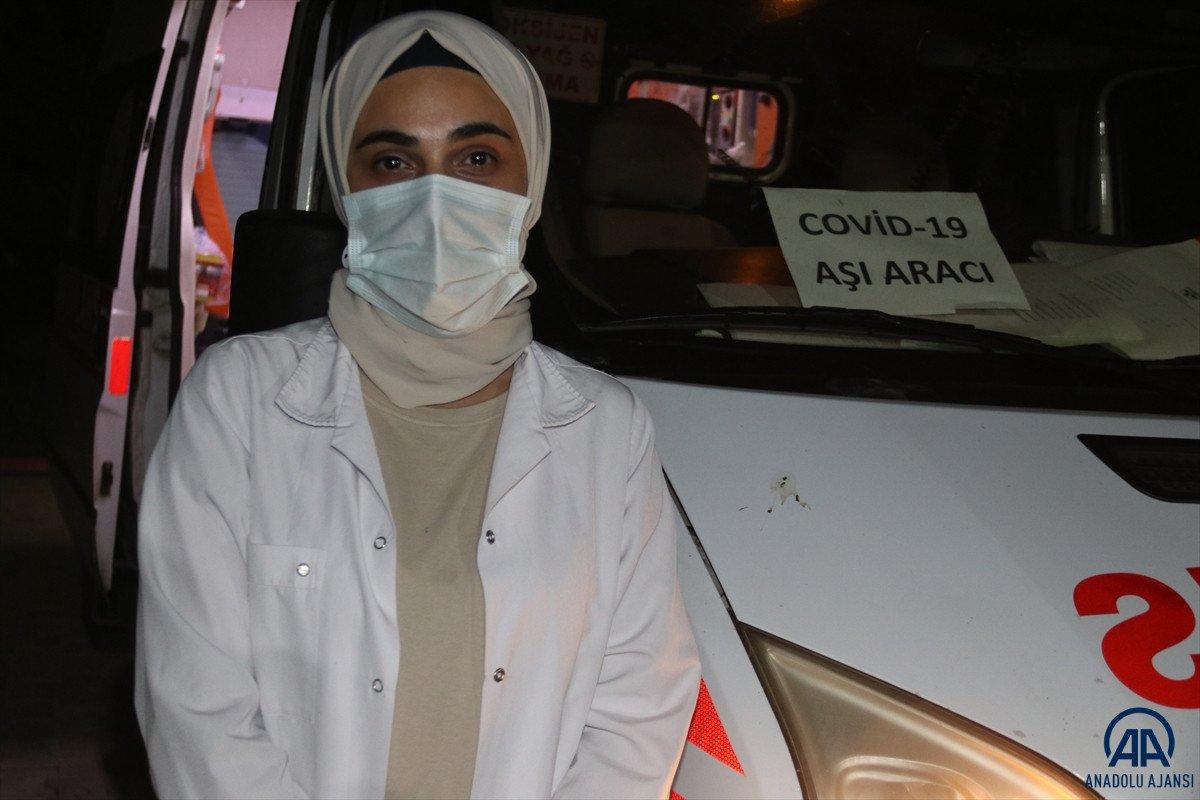 Diyarbakır'da sağlık çalışanları site site dolaşarak apartman sakinlerini aşılıyor