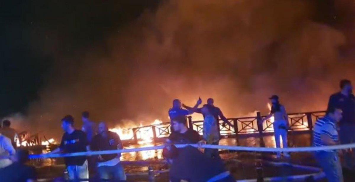 Düzce'deki ahşap kafede başlayan yangın restorana sıçradı