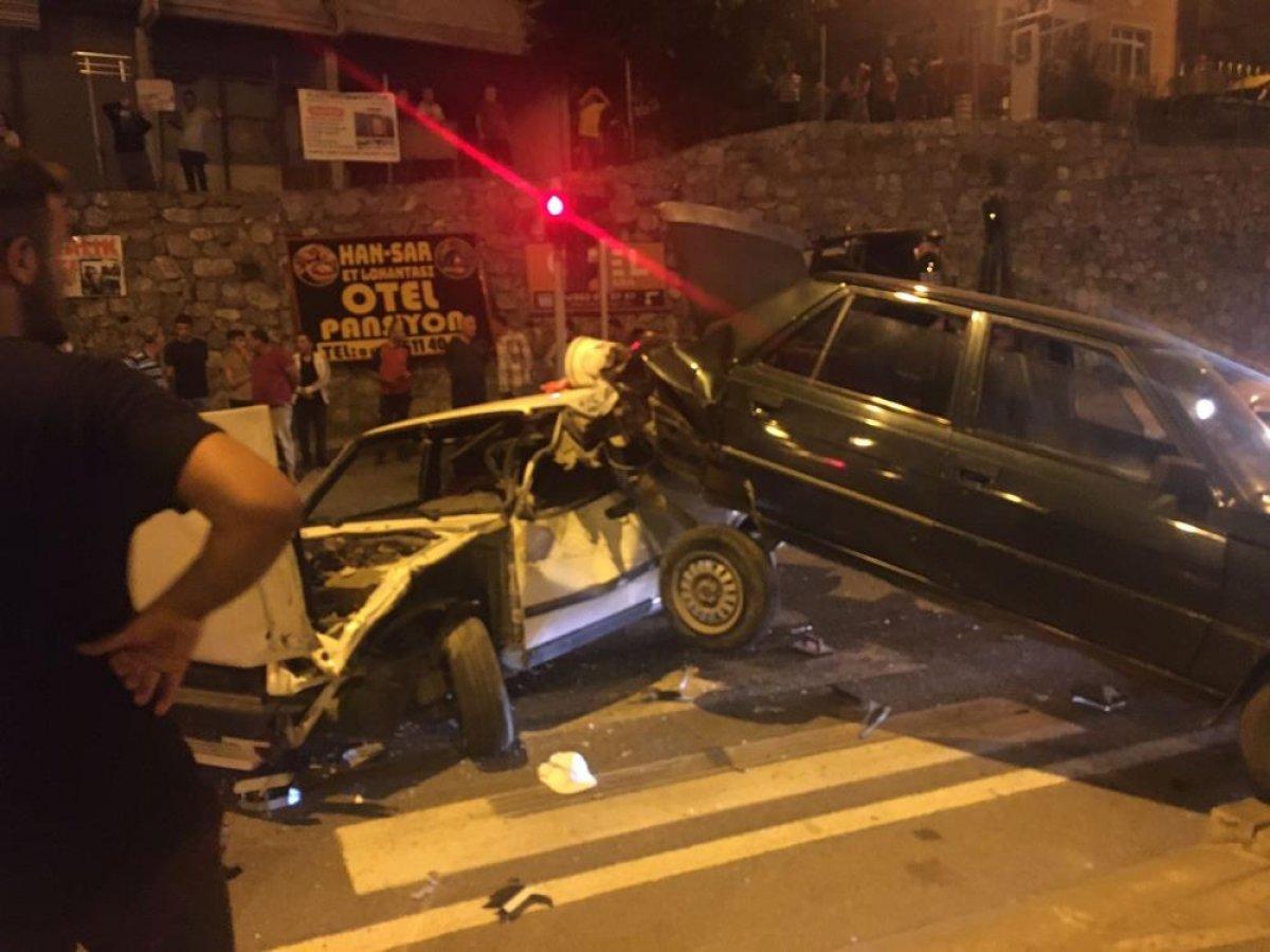 Samsun'da trafik kazası: 3 araç hurdaya döndü