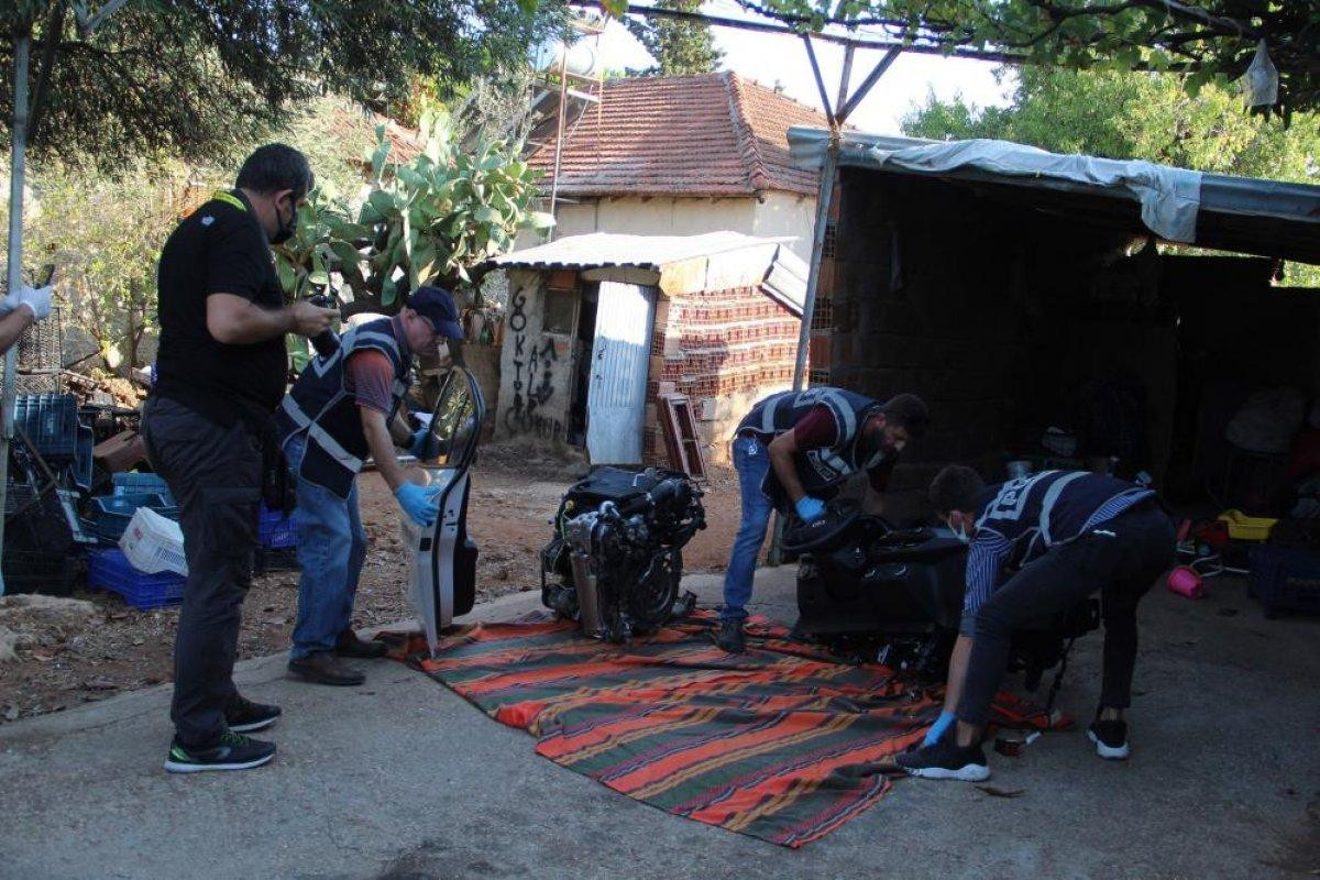 Muğla'da çaldıkları lüks otomobili, Antalya'da parçaladılar