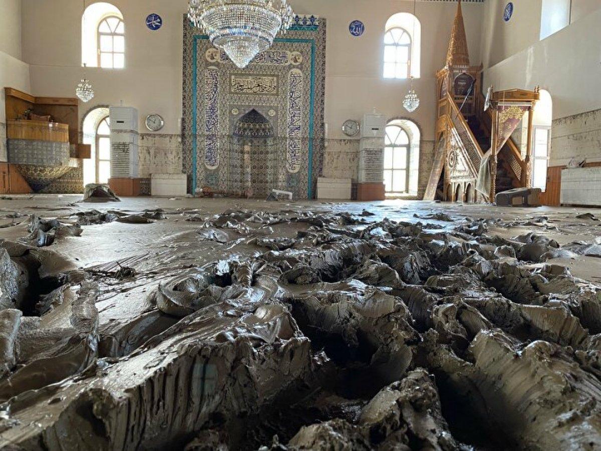 Bozkurt'taki selde balçıkla kaplanan 113 yıllık cami temizlendi