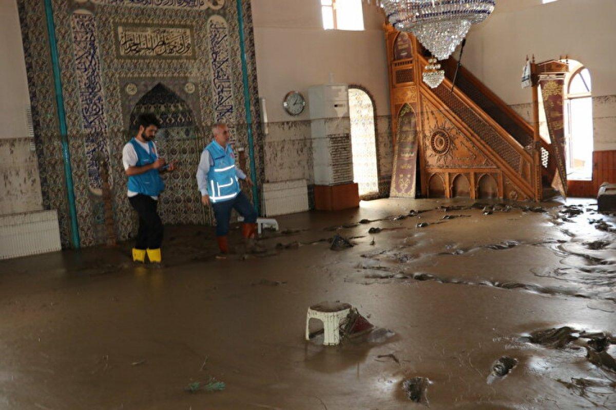 Bozkurt'taki selde balçıkla kaplanan 113 yıllık cami temizlendi