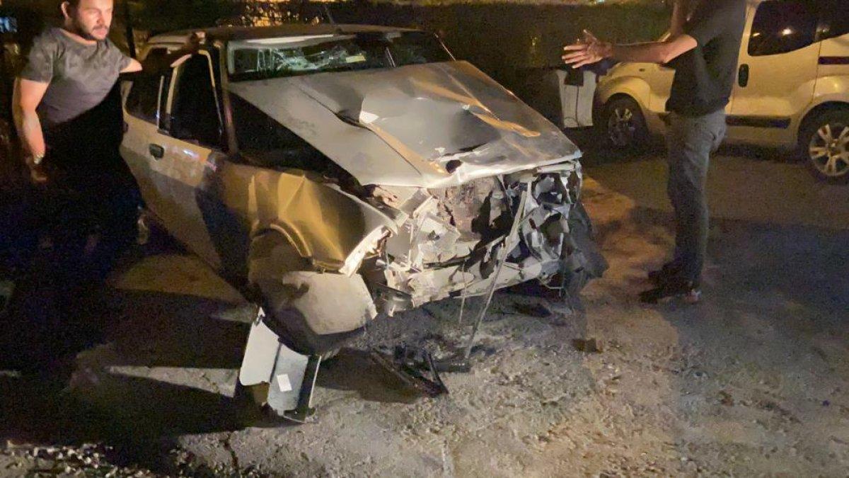 Bursa'da seyir halindeki iki otomobil çarpıştı: 1'i ağır 2 yaralı