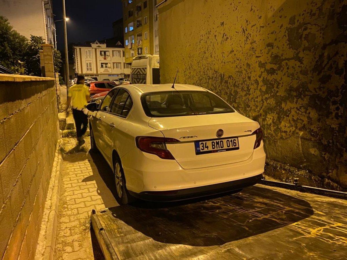 Bursa’da polisten kaçarken çıkmaz sokağa girince, aracını bırakıp kaçtı