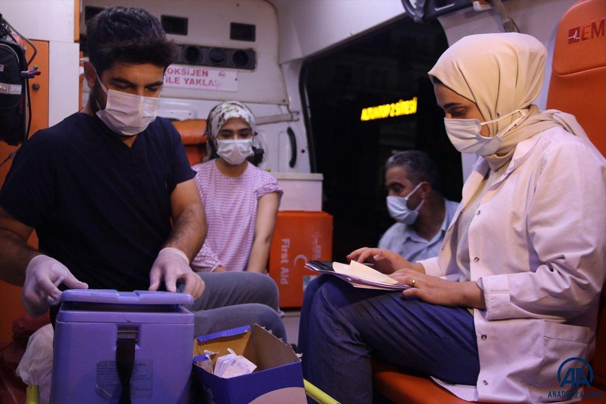 Diyarbakır'da sağlık çalışanları site site dolaşarak apartman sakinlerini aşılıyor