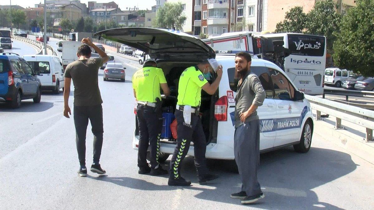 Esenler'de ambalaj yüklü kamyonet devrildi