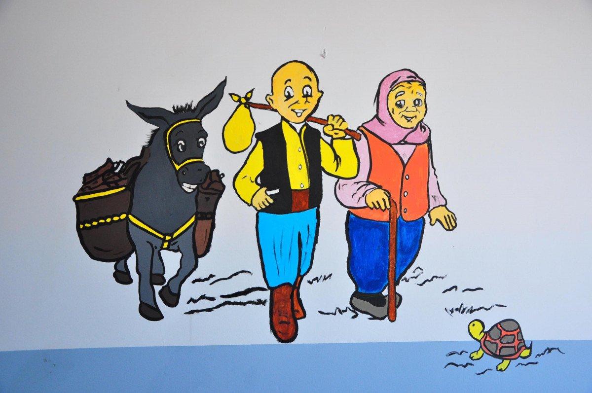 Manisa'da öğretmenler okulun duvarlarını süsledi