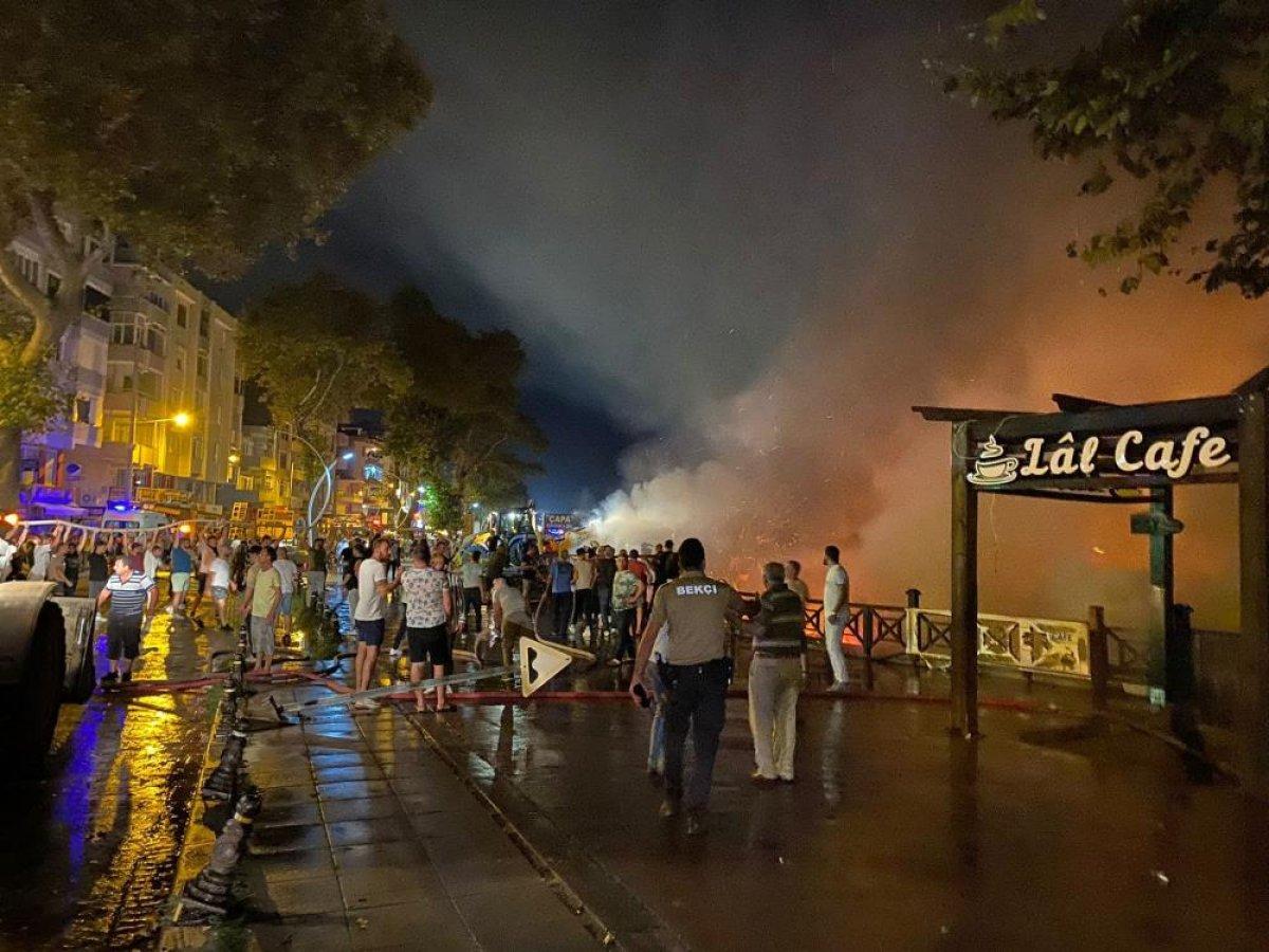 Düzce'deki ahşap kafede başlayan yangın restorana sıçradı