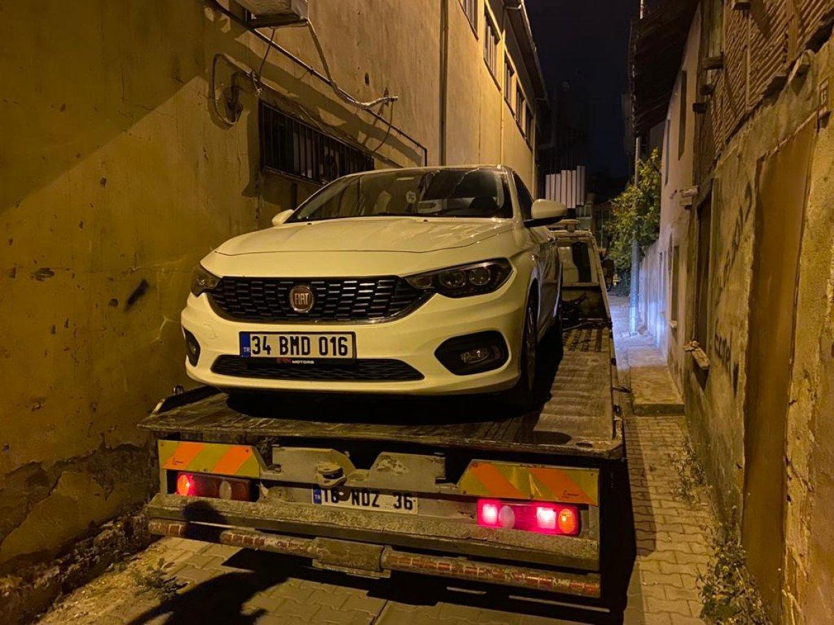Bursa’da polisten kaçarken çıkmaz sokağa girince, aracını bırakıp kaçtı