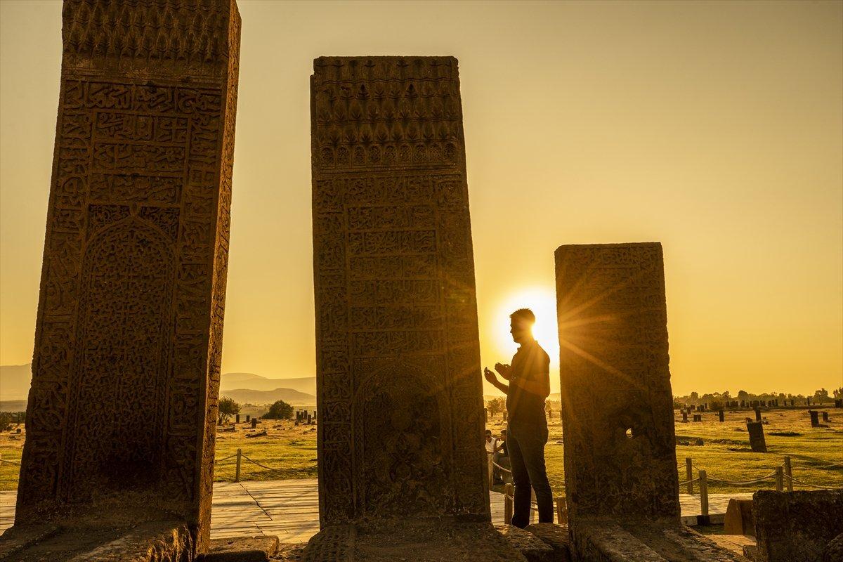 Selçuklu Meydan Mezarlığı, tarihe ışık tutuyor
