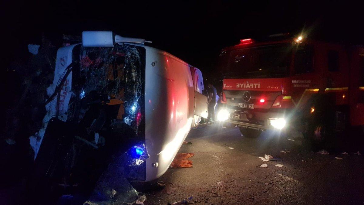 Manisa'da işçi servisi otomobille çarpıştı