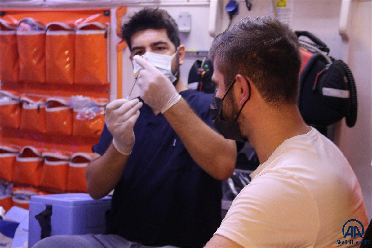 Diyarbakır'da sağlık çalışanları site site dolaşarak apartman sakinlerini aşılıyor