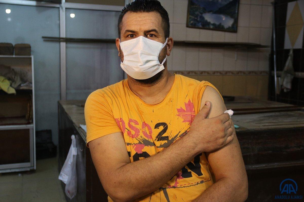 Diyarbakır'da sağlık çalışanları site site dolaşarak apartman sakinlerini aşılıyor