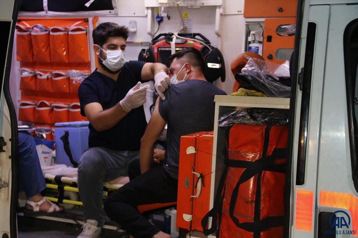 Diyarbakır'da sağlık çalışanları site site dolaşarak apartman sakinlerini aşılıyor