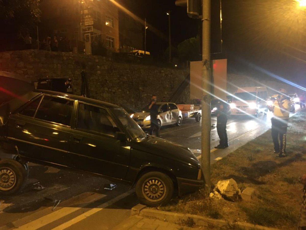 Samsun'da trafik kazası: 3 araç hurdaya döndü