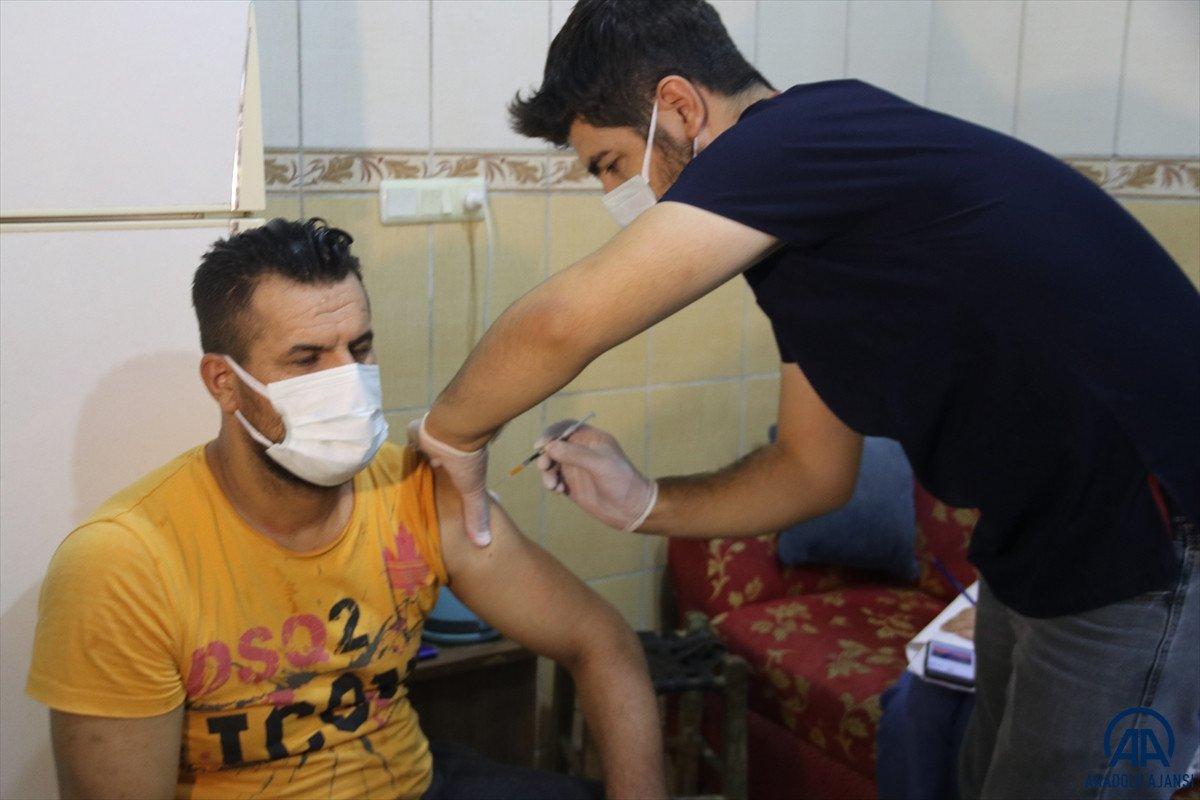 Diyarbakır'da sağlık çalışanları site site dolaşarak apartman sakinlerini aşılıyor