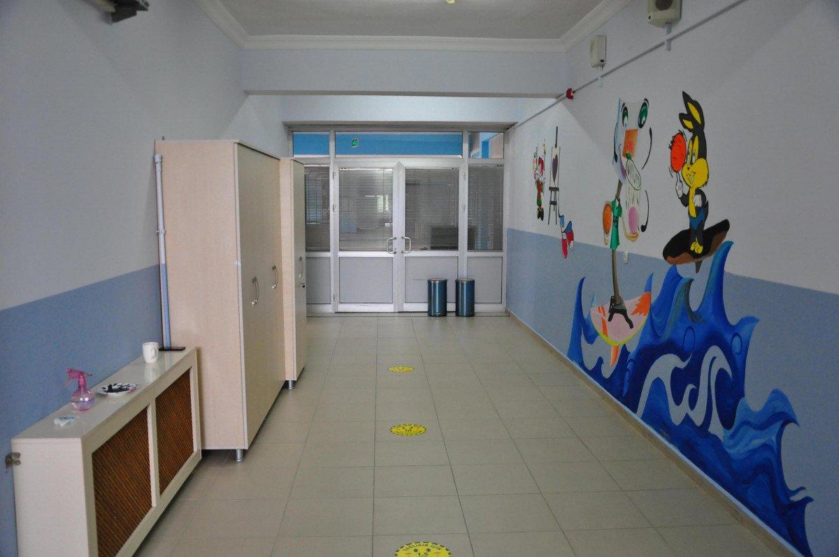 Manisa'da öğretmenler okulun duvarlarını süsledi