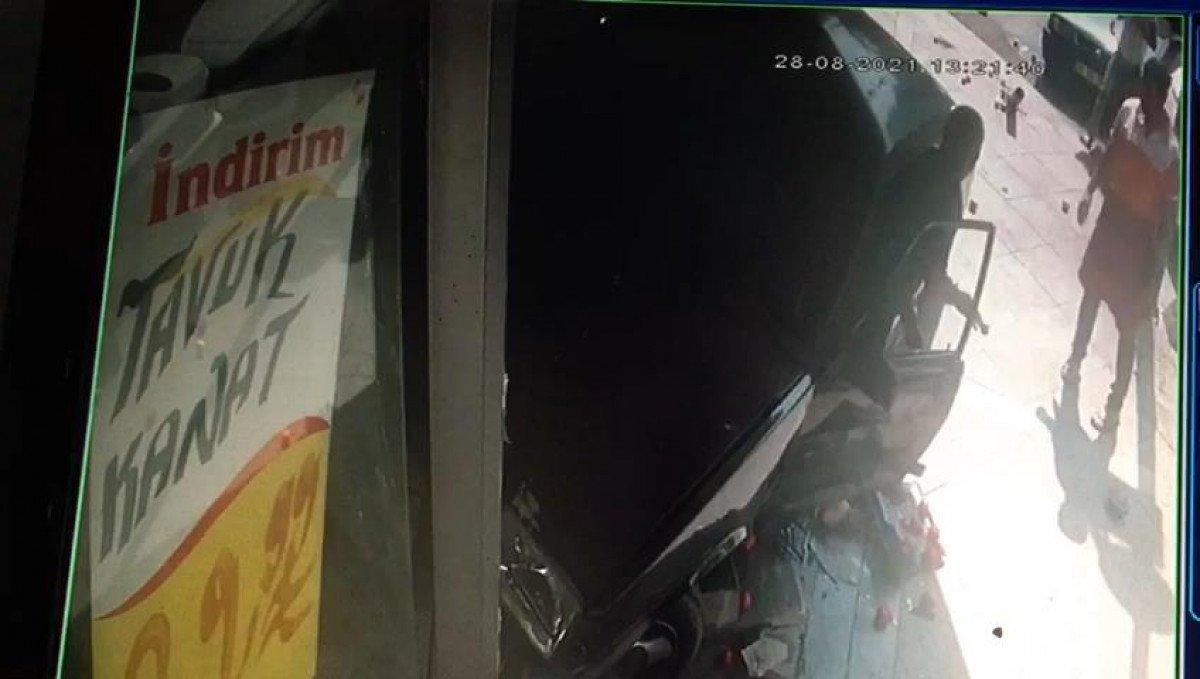 Bahçelievler’de, 17 yaşındaki sürücü kaldırımı aşıp markete daldı