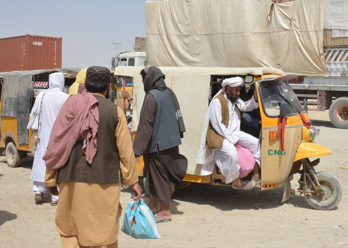 Afganların Pakistan sınırındaki bekleyişi sürüyor