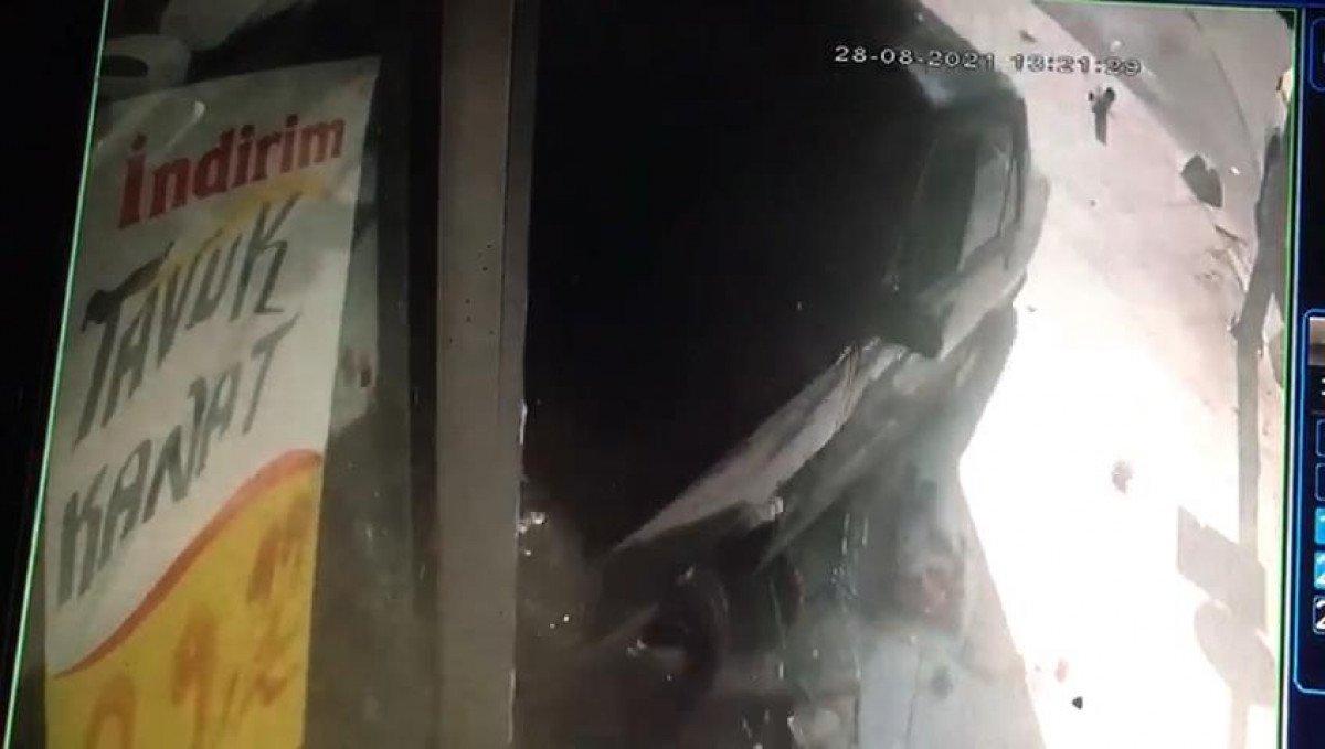 Bahçelievler’de, 17 yaşındaki sürücü kaldırımı aşıp markete daldı